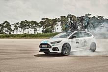 Weisser Ford Focus RS im Look von Team Sky wird zusätzliches Begleitfahrzeug bei der in Kürze in Düsseldorf startenden Tour de France    